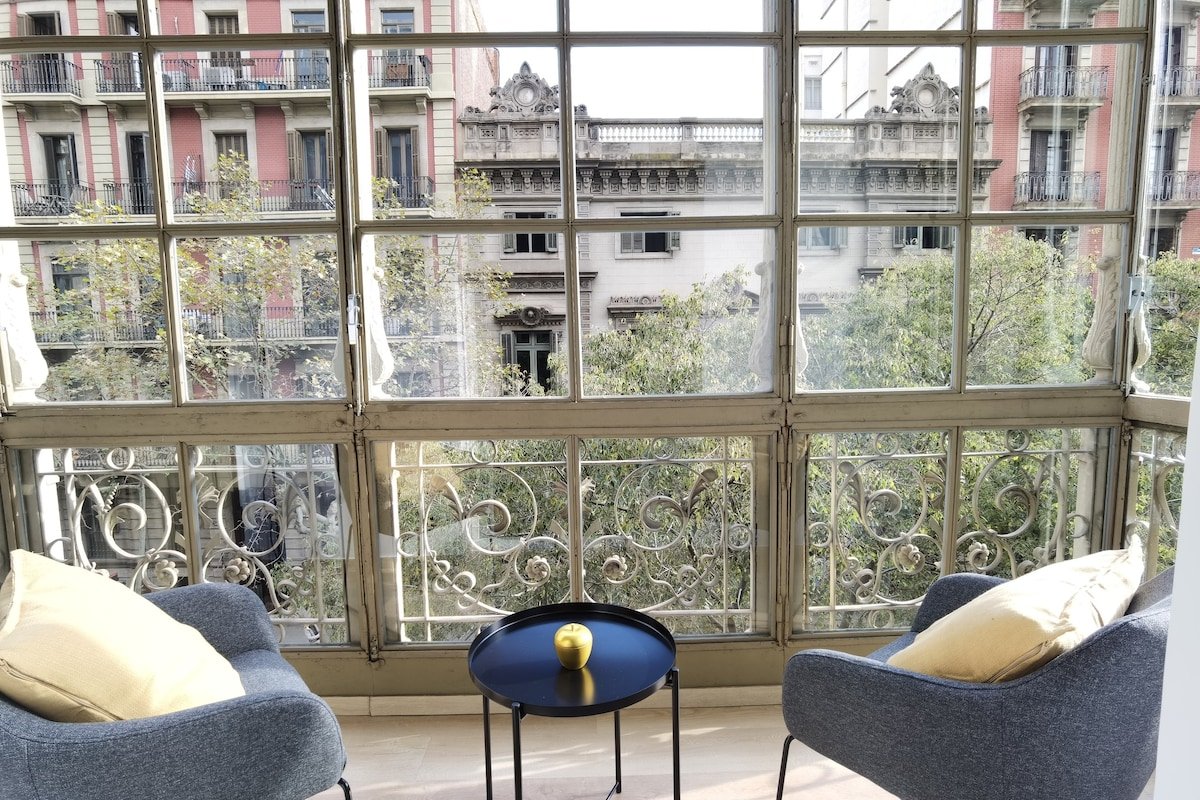 Elegant 3BR + Pool, A/C & Balconies – Center BCN gallery image 3