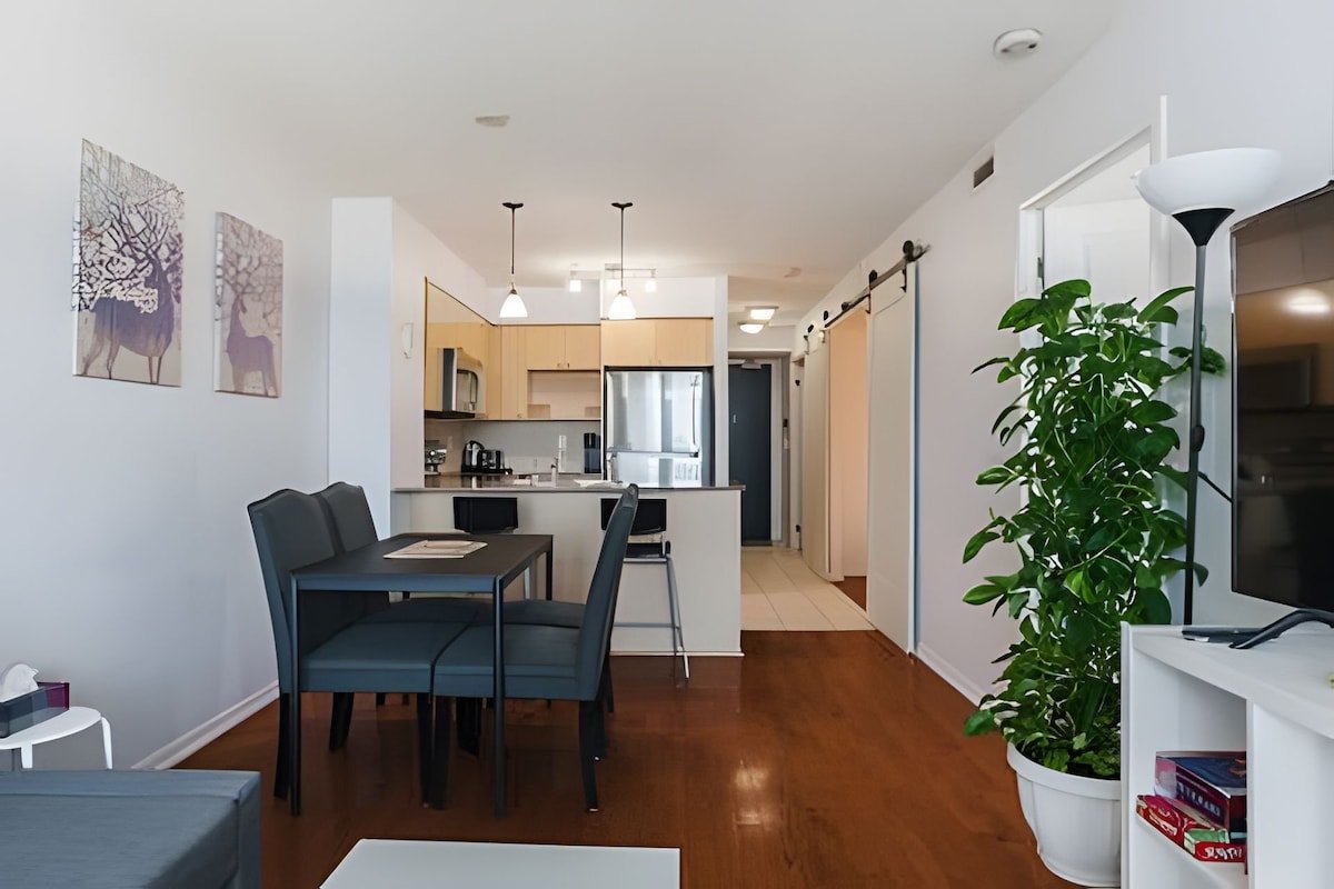 Lovely 2 bed, 2 bath Downtown Toronto W/Parking gallery image 5