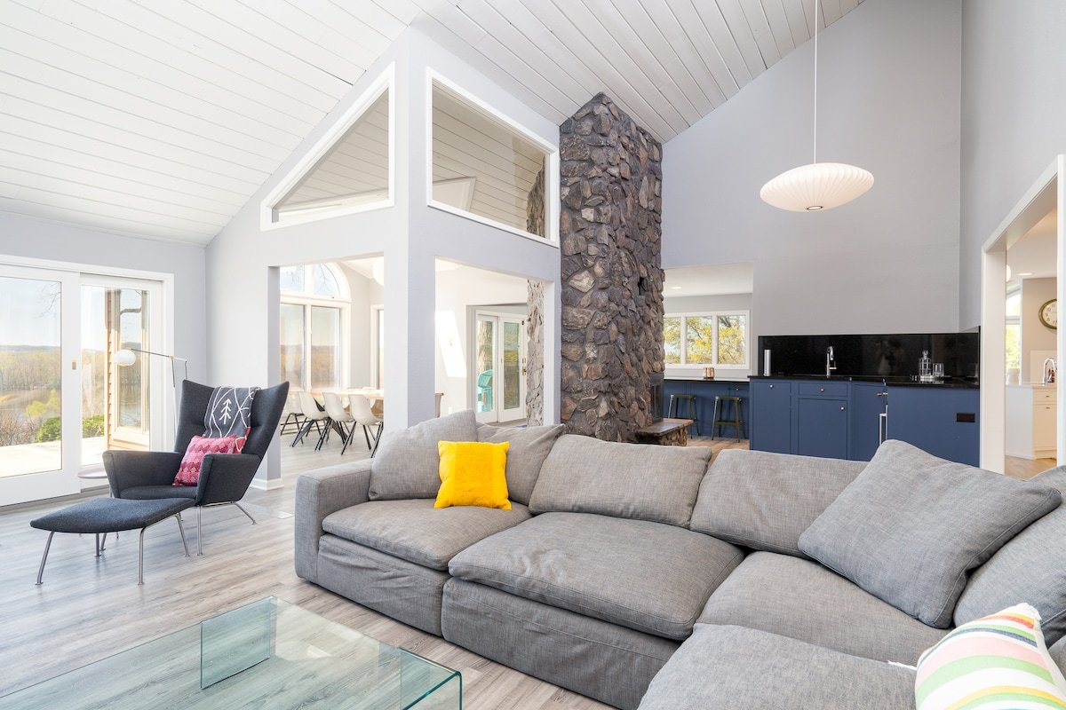 MINNeSTAY* Riverfront Inn | Hot tub gallery image 5