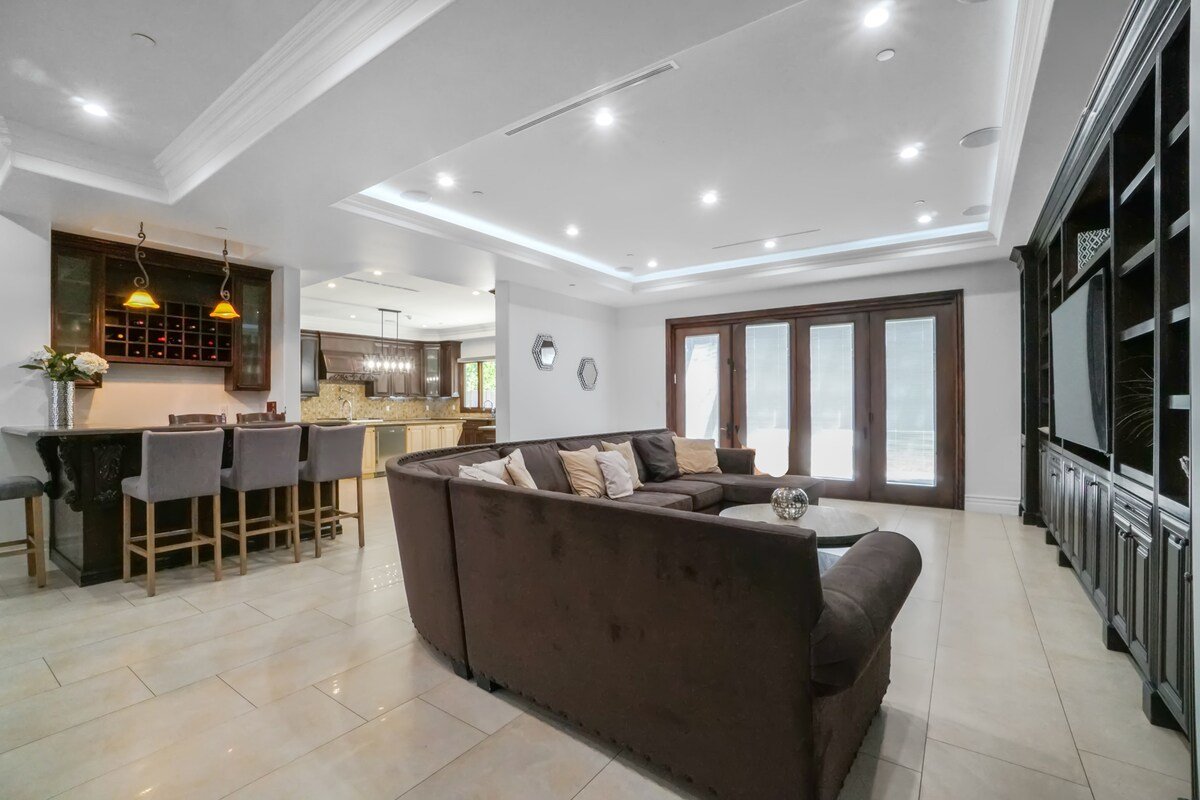 Elegant 6BR Spanish Villa w/Pool, Spa & BBQ gallery image 4