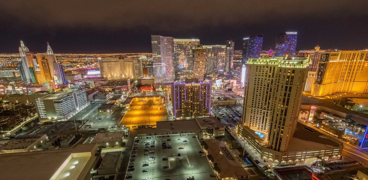 Penthouse Strip Views 2BDR + Balcony + Free Valet gallery image 2