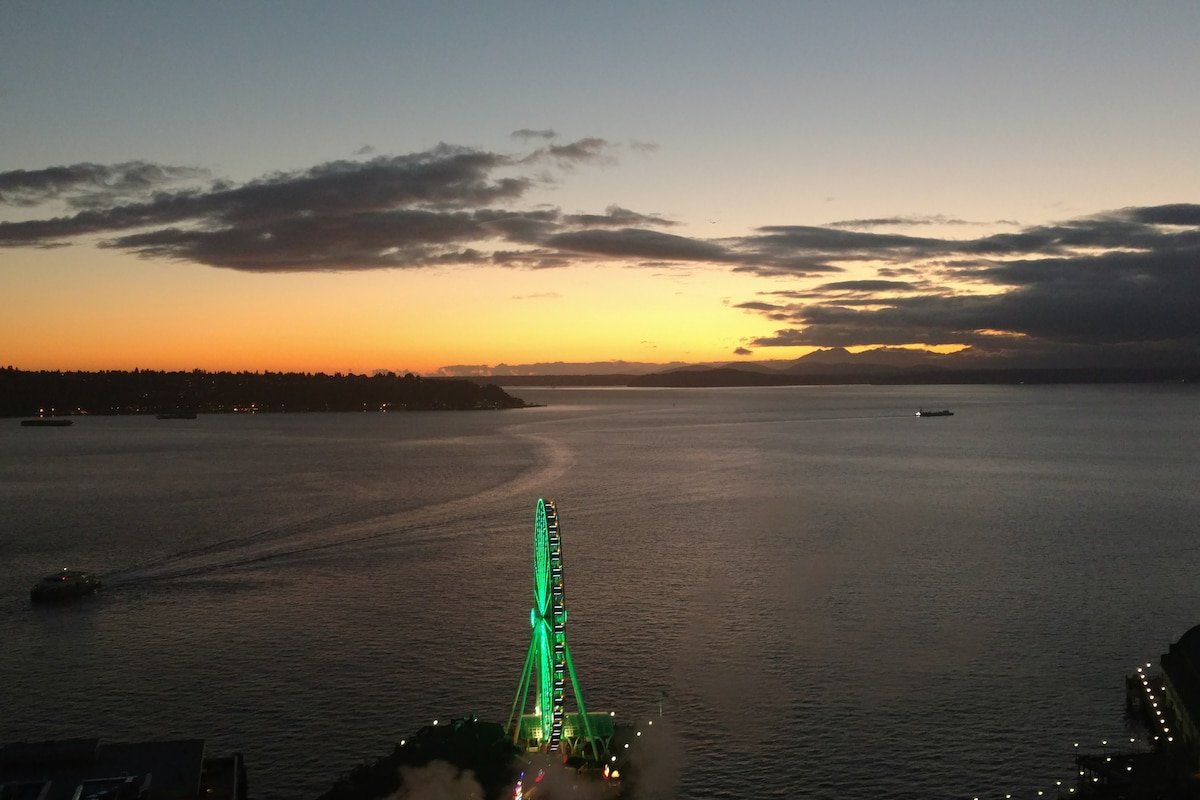 Harbor Steps, Downtown, Water Views! Huge 1400 sf! gallery image 2