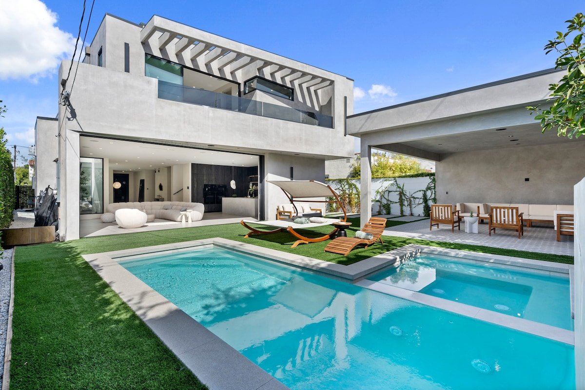 Modern Jewel • 5BR Oasis w/ Pool & Hot Tub gallery image 2