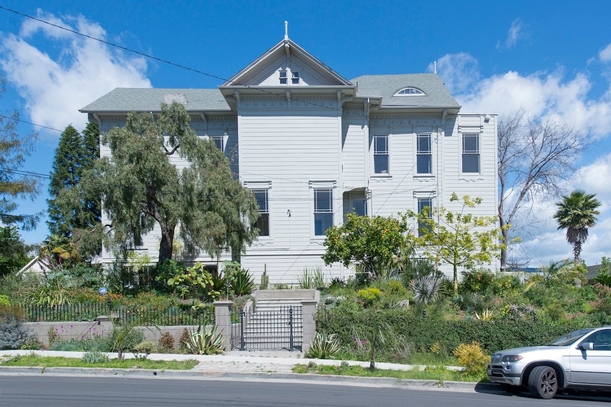 Huge, epic, historic mansion. Easily sleeps 40+. gallery image 3