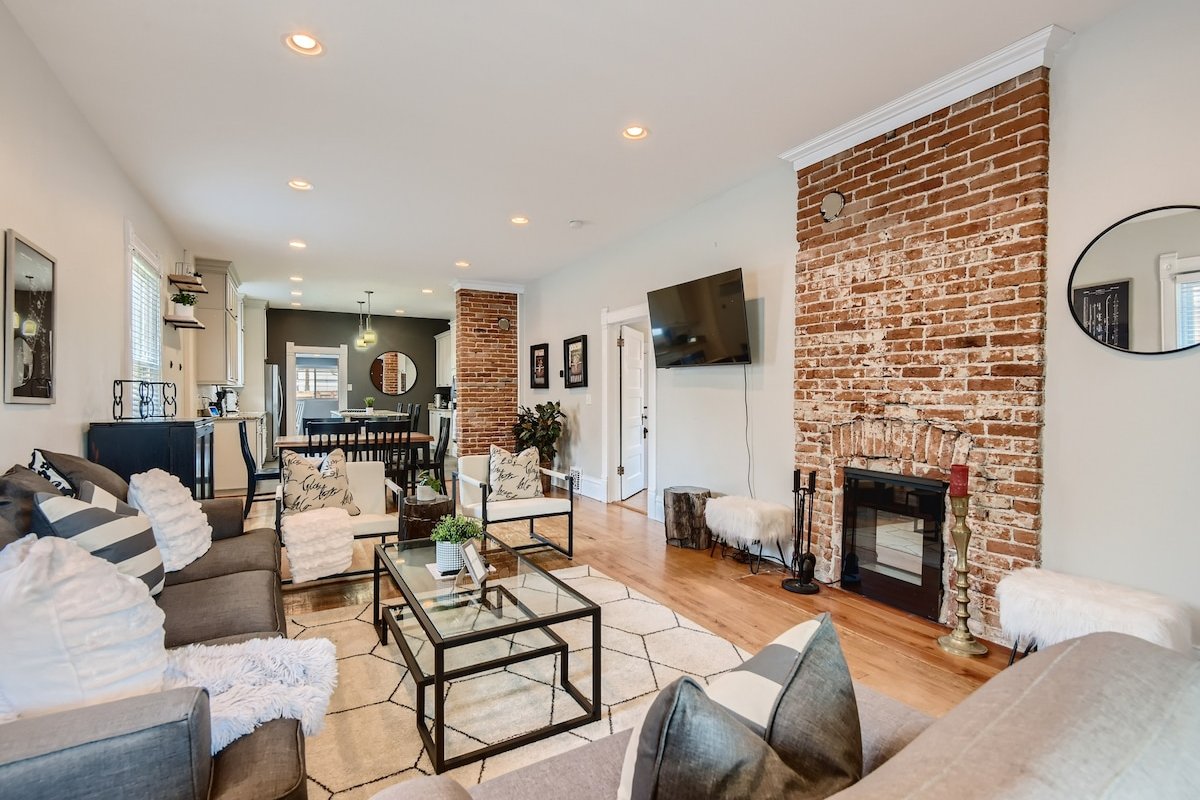 Spacious Home In LOHI, Large backyard, Game Room gallery image 2