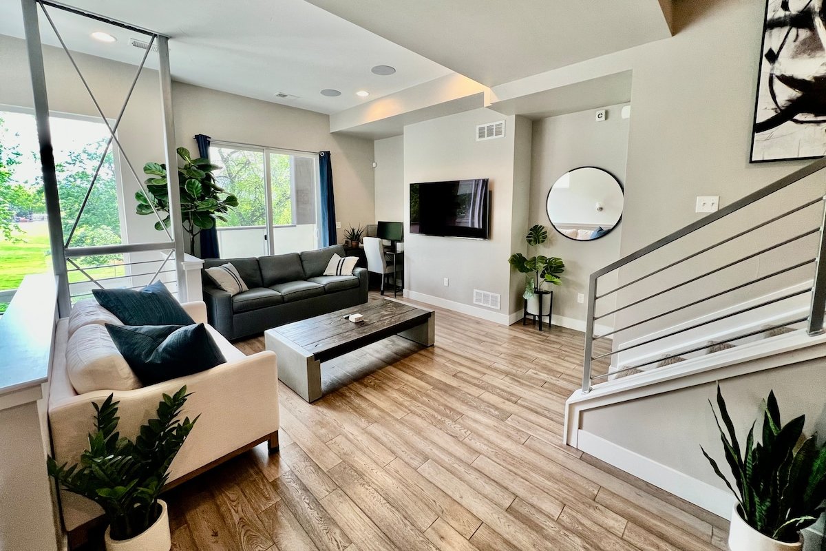 Pvt RoofTop HotTub w/Park-Facing City Views gallery image 2