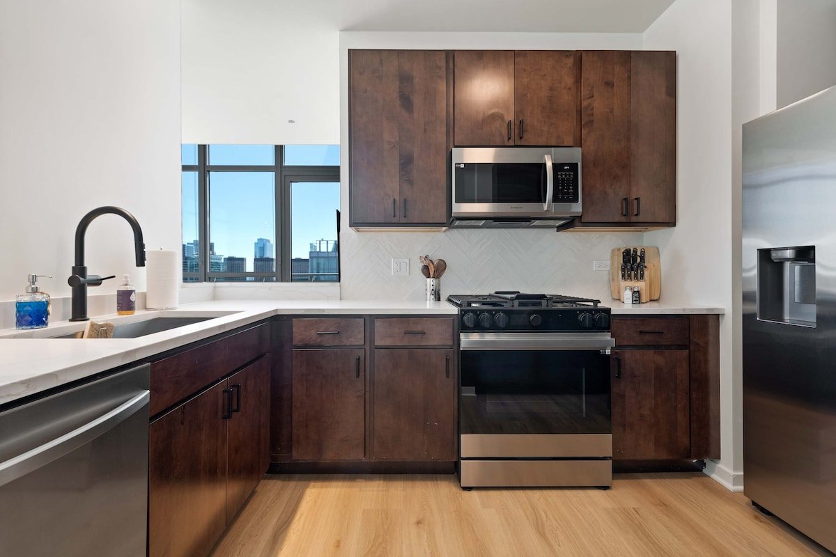 Spacious Penthouse Trio + Skyline Views for Groups gallery image 4