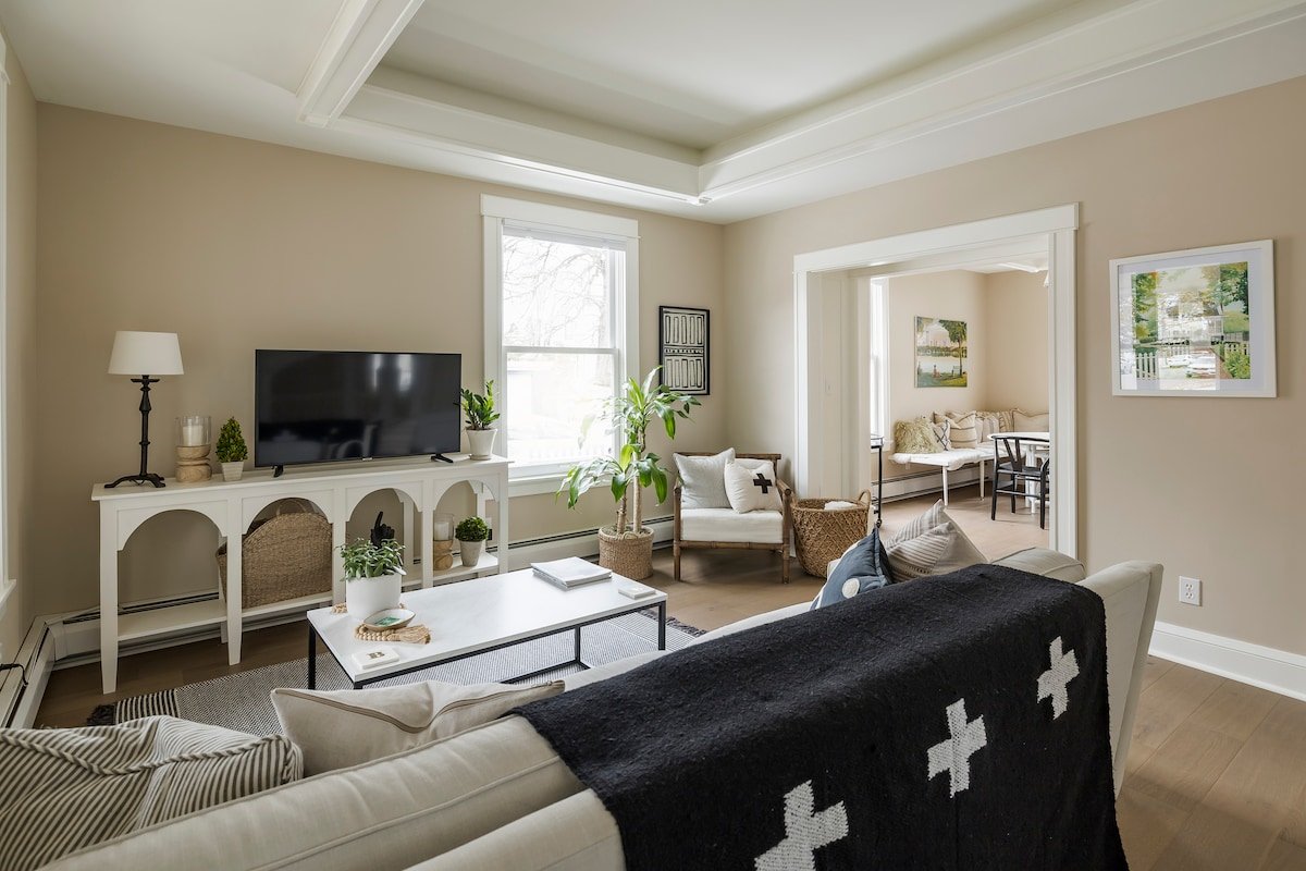 Charming Boxwood Cottage in Linden Hills gallery image 3