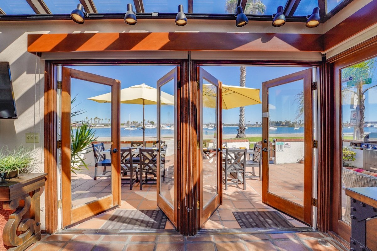 Sunny Bayfront Villa, Eclectic Single-Family Home gallery image 2