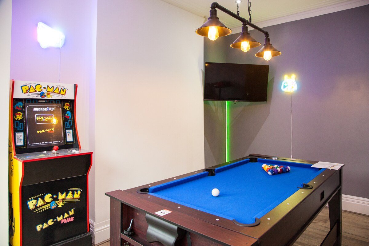 Large Luxury Home MUFC | Game Rooms & 4 Bedrooms gallery image 3