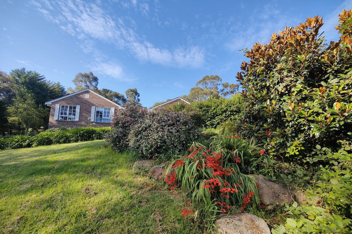 Peaceful Acre Retreat – Pets & Long Stays Welcome gallery image 3