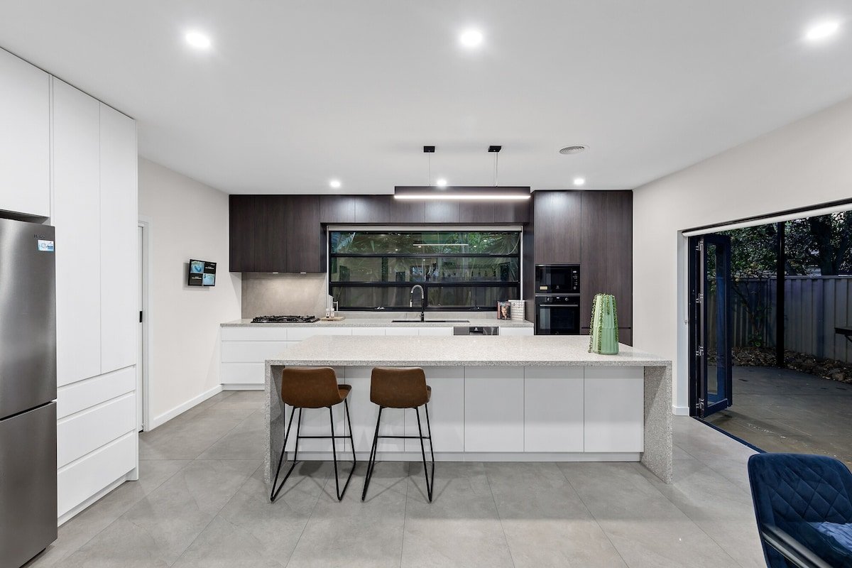 Luxurious Property Centrally Located! gallery image 4