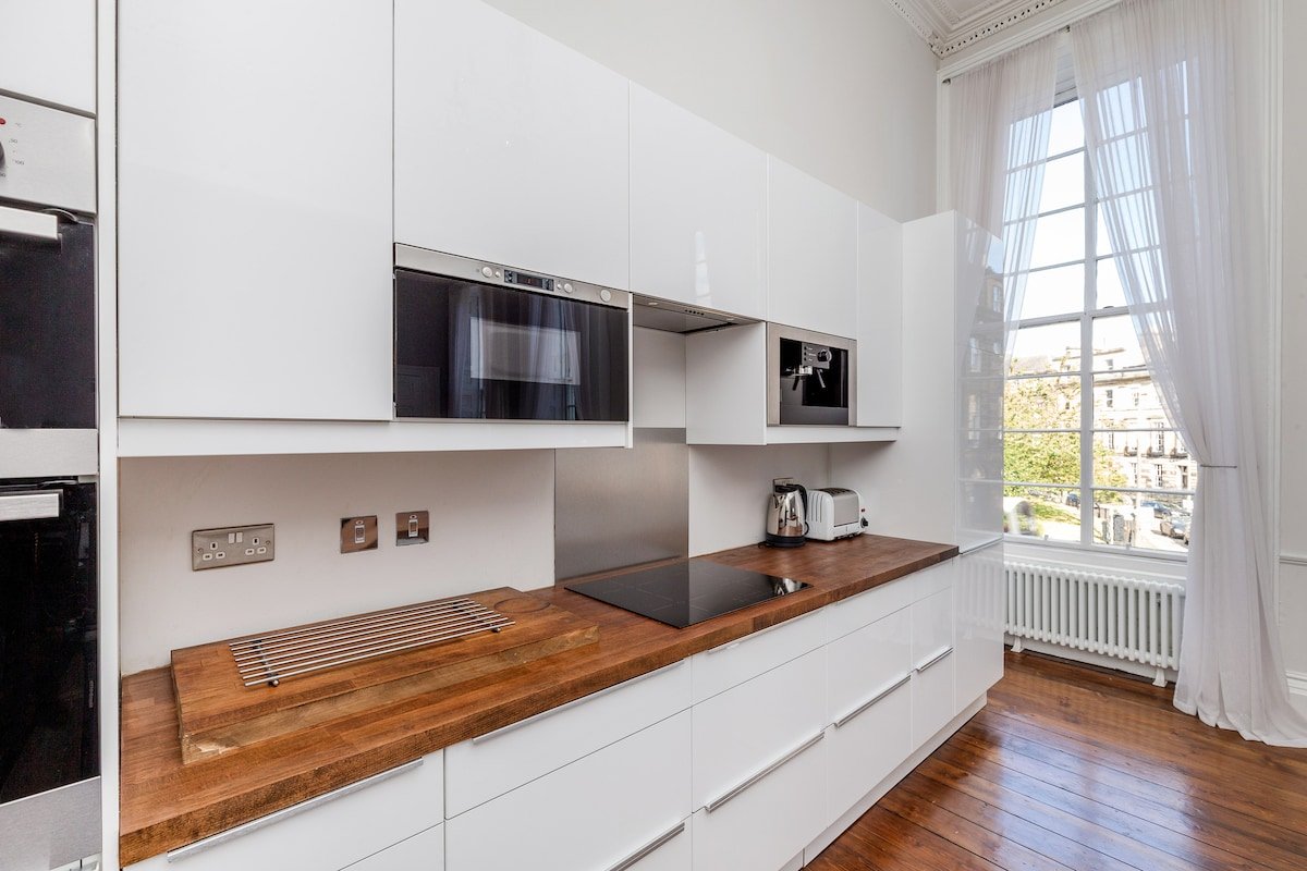 Amazing 3 beds apartment, Edinburgh City Centre gallery image 5