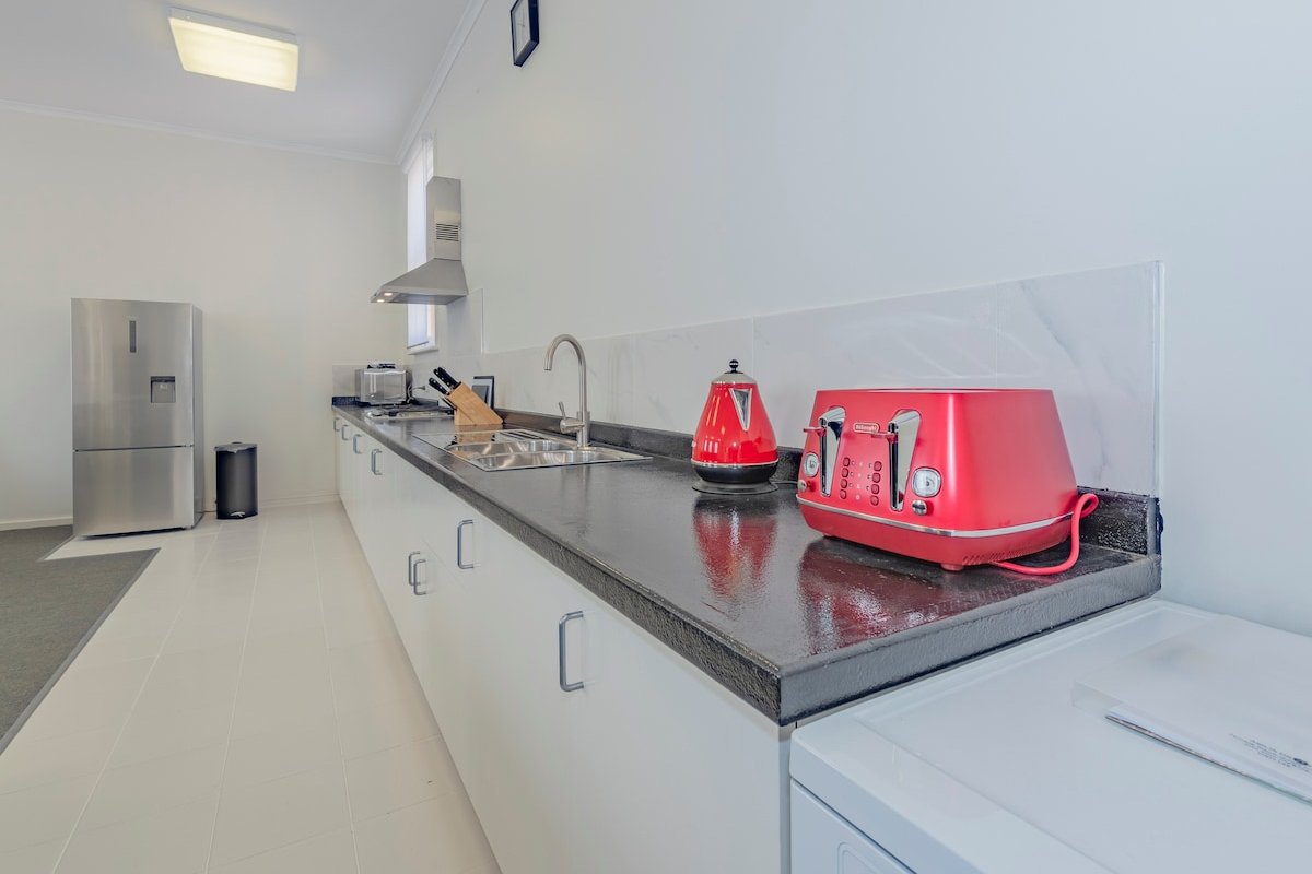 4 Bedroom House – Hobart CBD – Free Parking gallery image 3