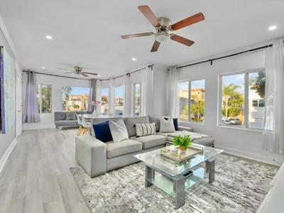 4BR MB Spacious w/ 2 Kitchens & Living Room