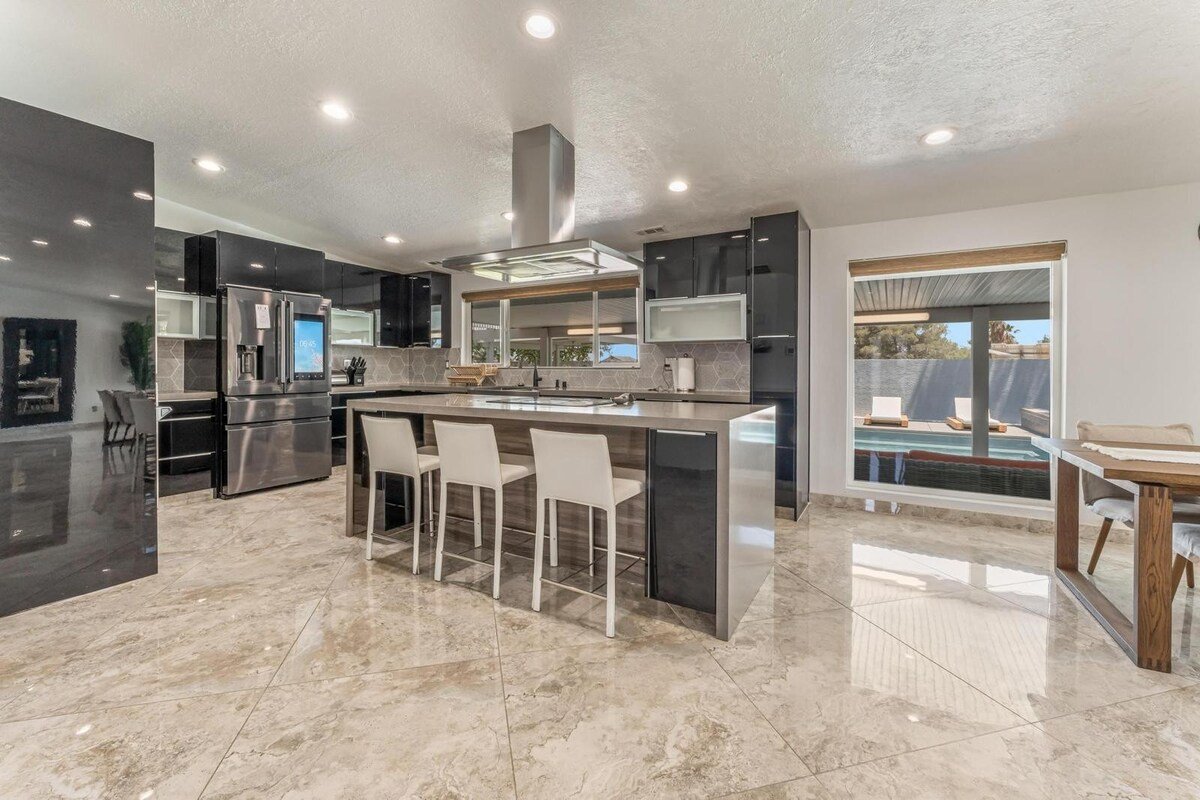 Central Luxury 5BR One Story and Pool HotTub Games gallery image 3