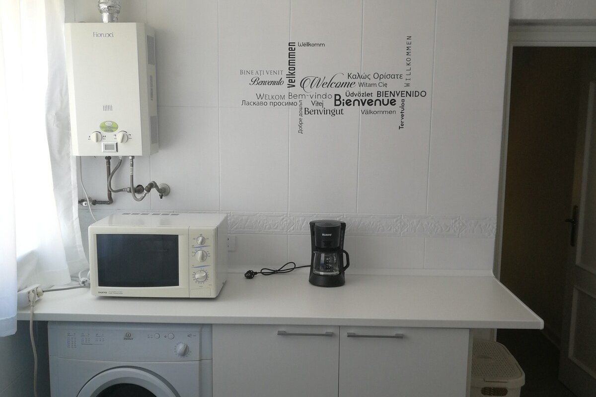 Very bright apartment near the beach, free wifi. gallery image 4