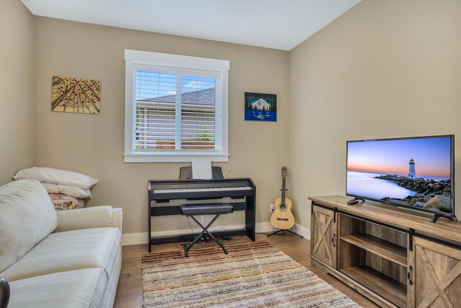 Spacious – Free Parking, walk to food, crib