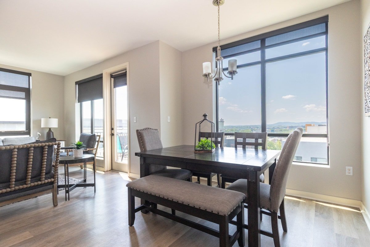 Luxurious Top Floor 2 Br 2 Ba Downtown Condo-#604 gallery image 3