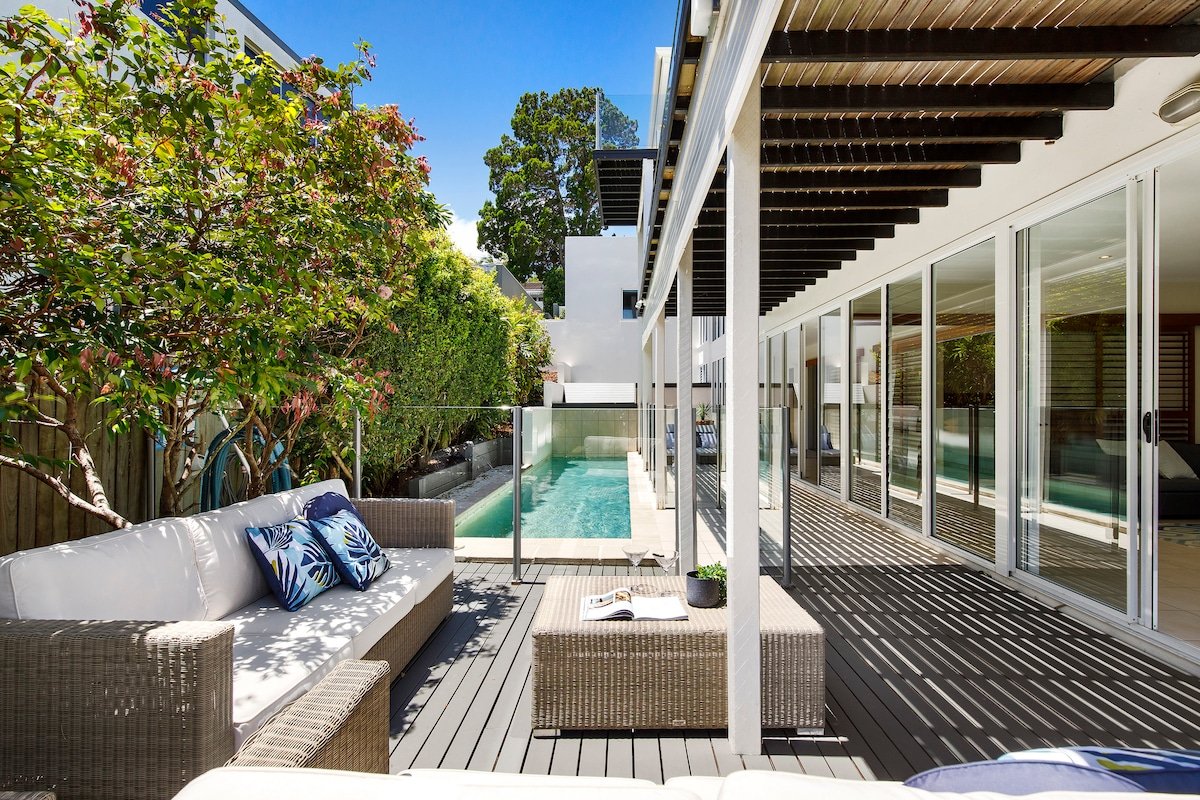 Sophisticated coastal sanctum with panoramic views gallery image 4