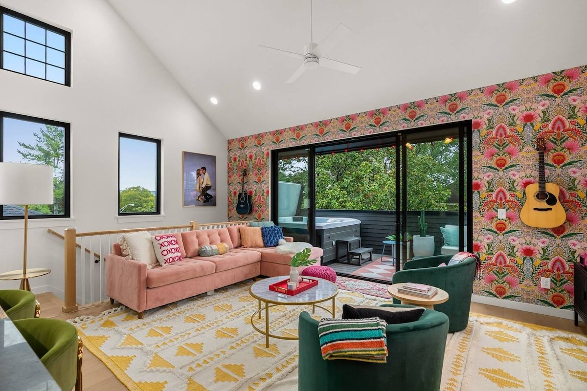 Livin’ Luxe on Music Row: Hot Tub + 1.5Mi to Bway gallery image 4