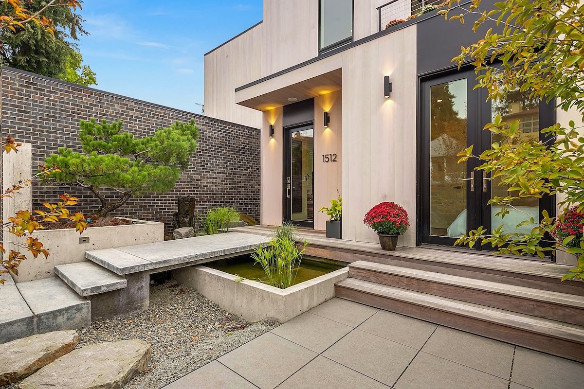 Mt. Rainier Luxury View Home gallery image 3