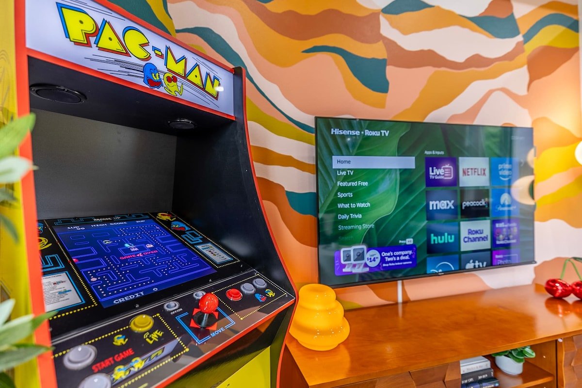 Rooftop Movie Theater | King Bed | Arcade | BBQ gallery image 5