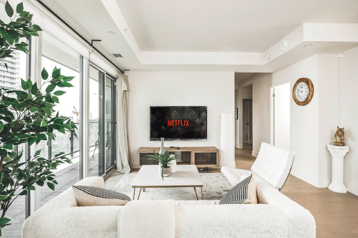 Toronto Low-Penthouse Condo w/ Free Parking gallery image 5