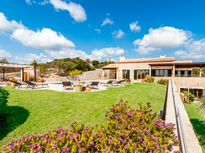 Grand Luxury Villa Overlooking Sea