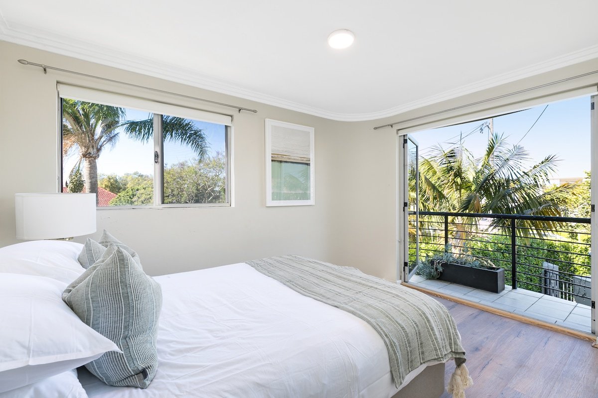 Tranquil 4-bedroom 4 bathroom Water View Apartment gallery image 5