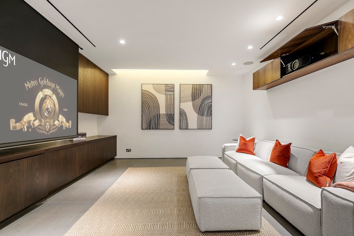 Paddington Luxury 3-Bed Mews, Private Cinema & Gym gallery image 2