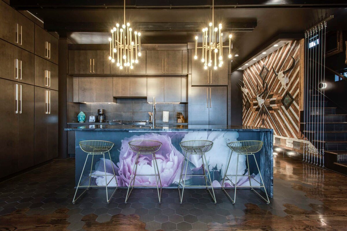 5 Mins to Nissan, Large Rooftop, Murals, Skyline V