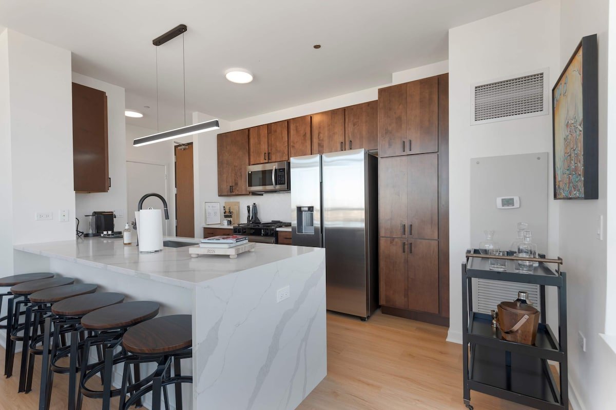 33rd-Floor Penthouse with Breathtaking Views gallery image 3