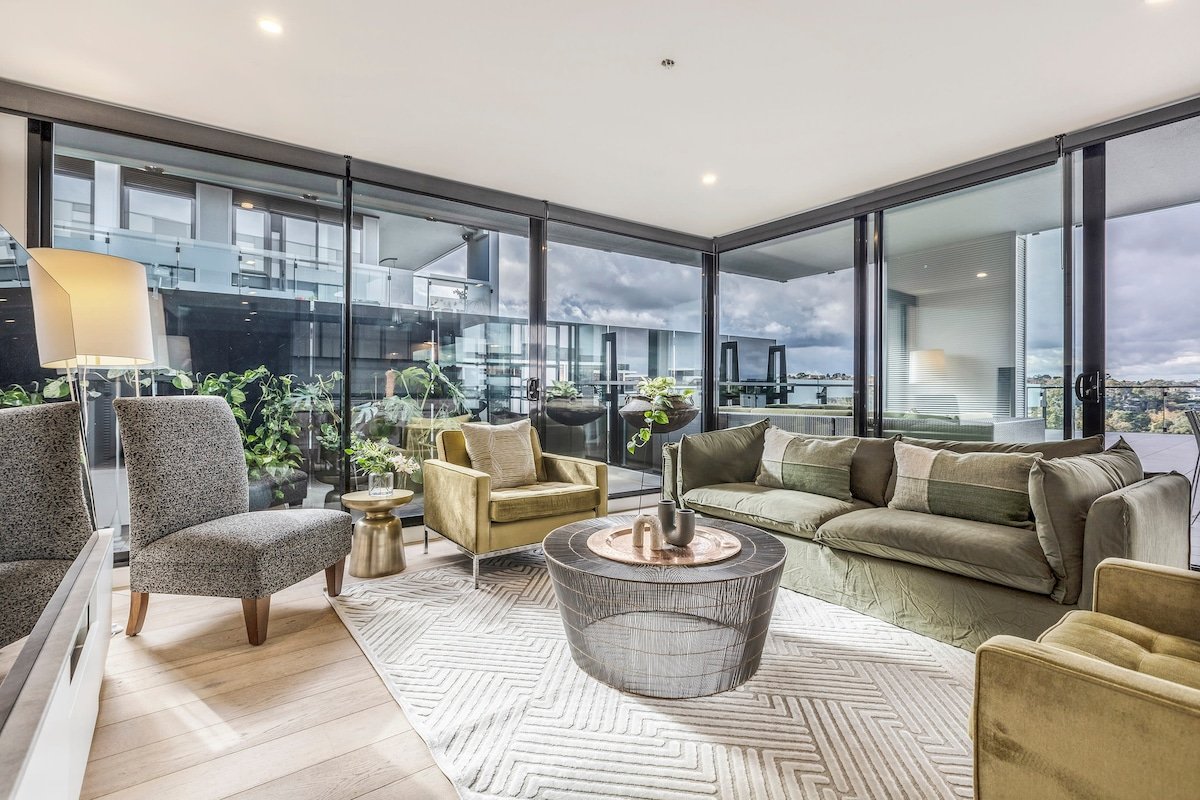 The Residence • 6BR + 4 Car Park Riverside Getaway gallery image 3