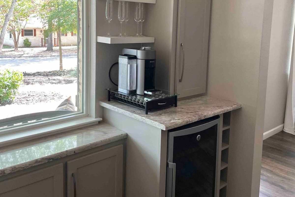 Ideal location for UT Football & great food! gallery image 5