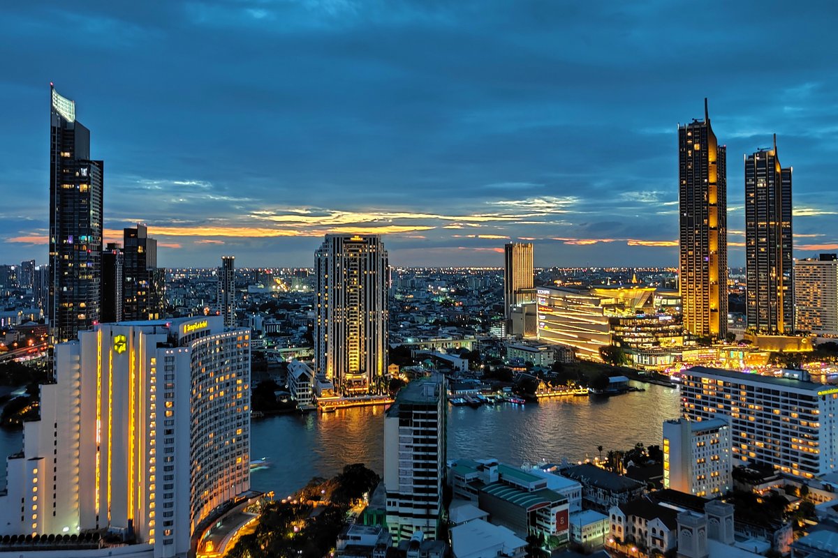landmark skyscraper BTS Saphan Taksin Iconsiam