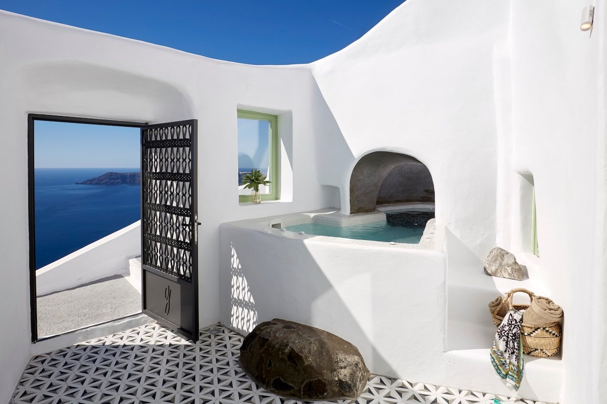 Gitsa Cliff Luxury Villa, Volcano View, Jacuzzi gallery image 4