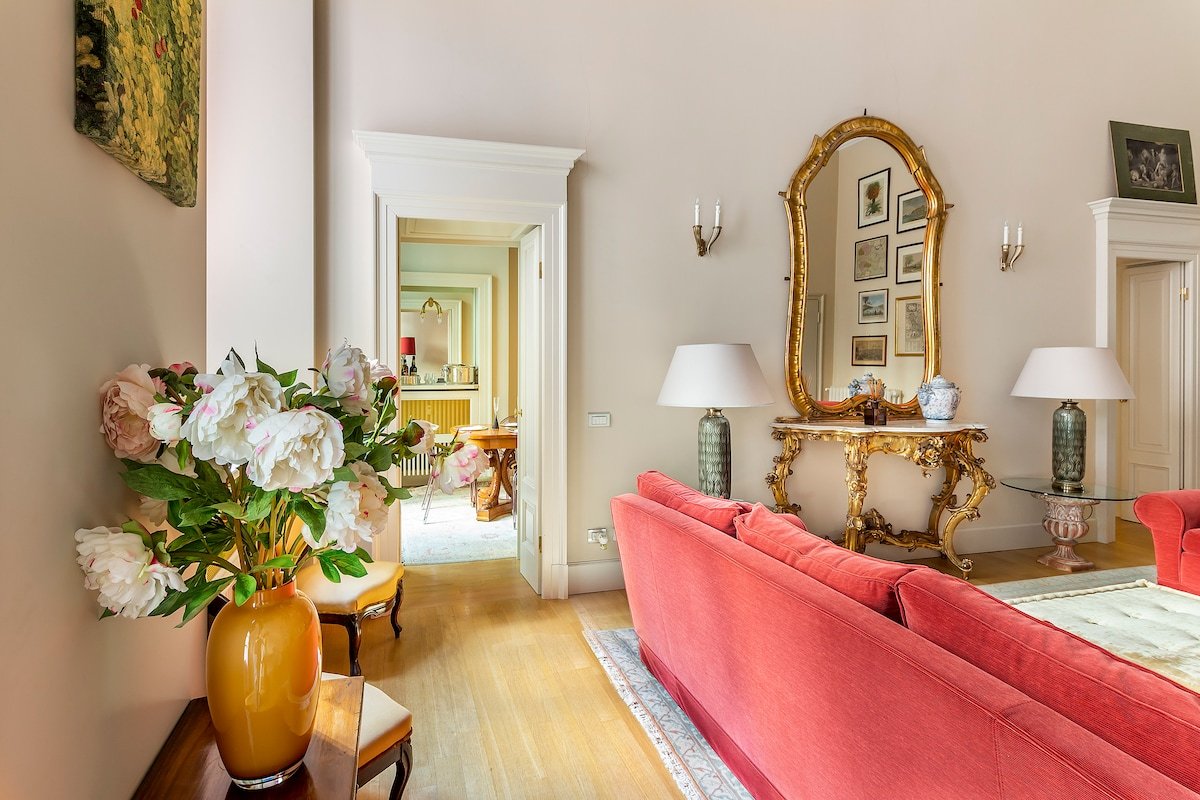 Antica apartment, city center, 4 BDR with garden gallery image 2