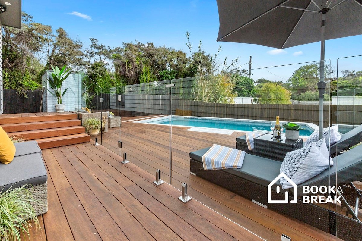 The Pelican – Stylish Poolside Oasis gallery image 2