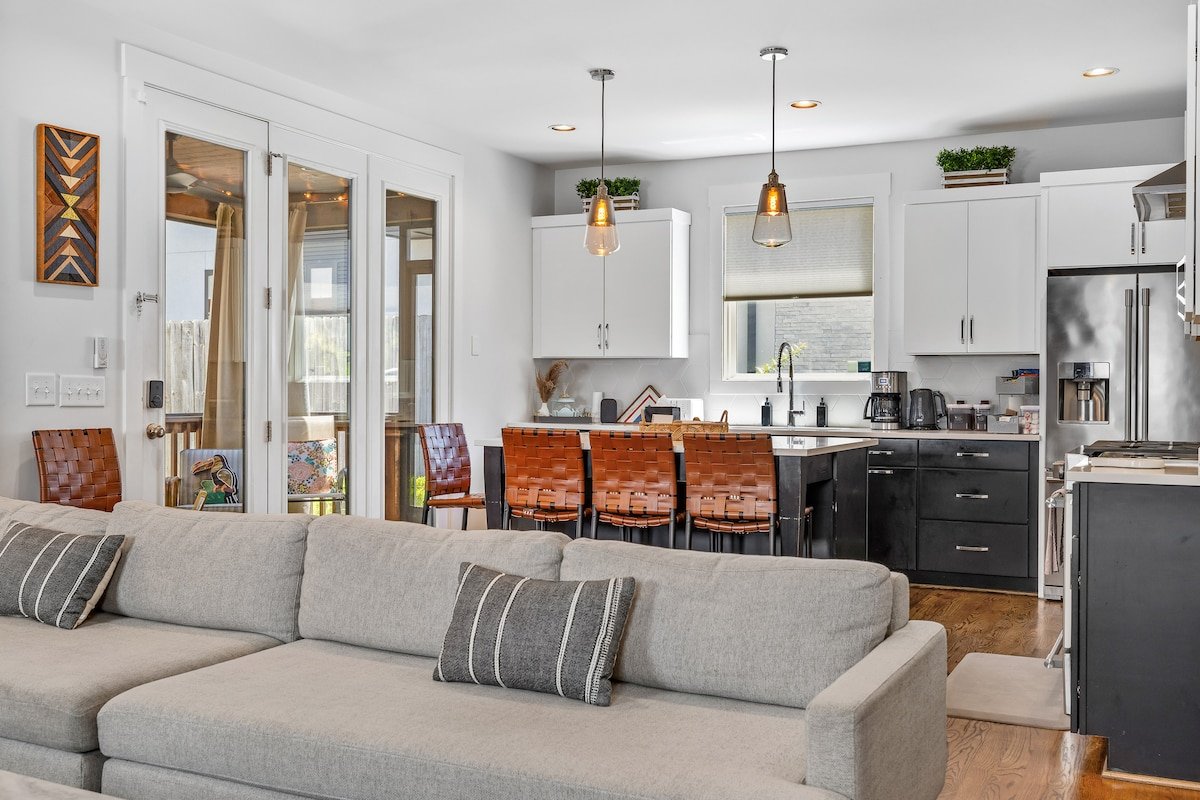 Modern Downtown Music City Home gallery image 4