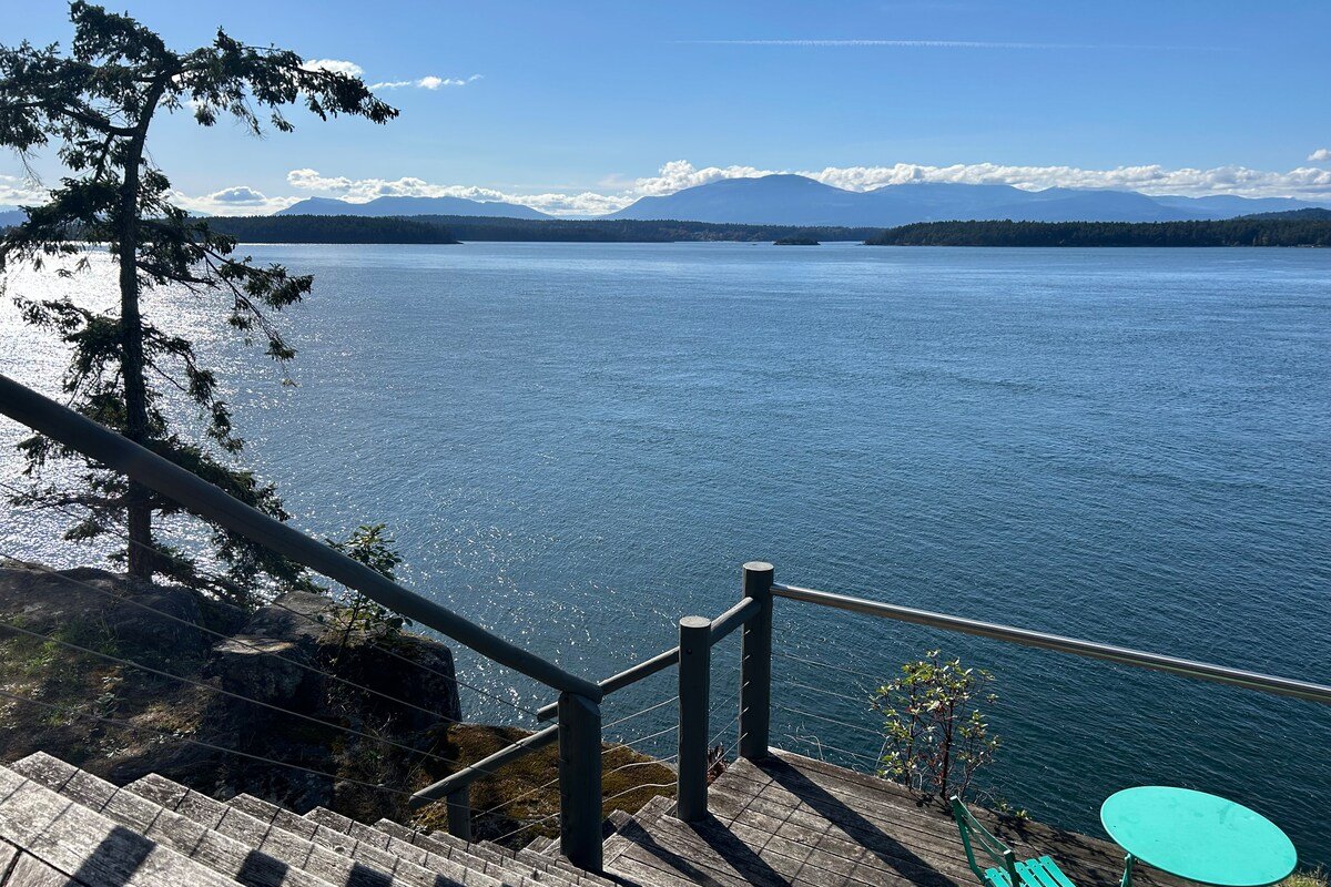 Galiano Island Home by the Sea gallery image 3