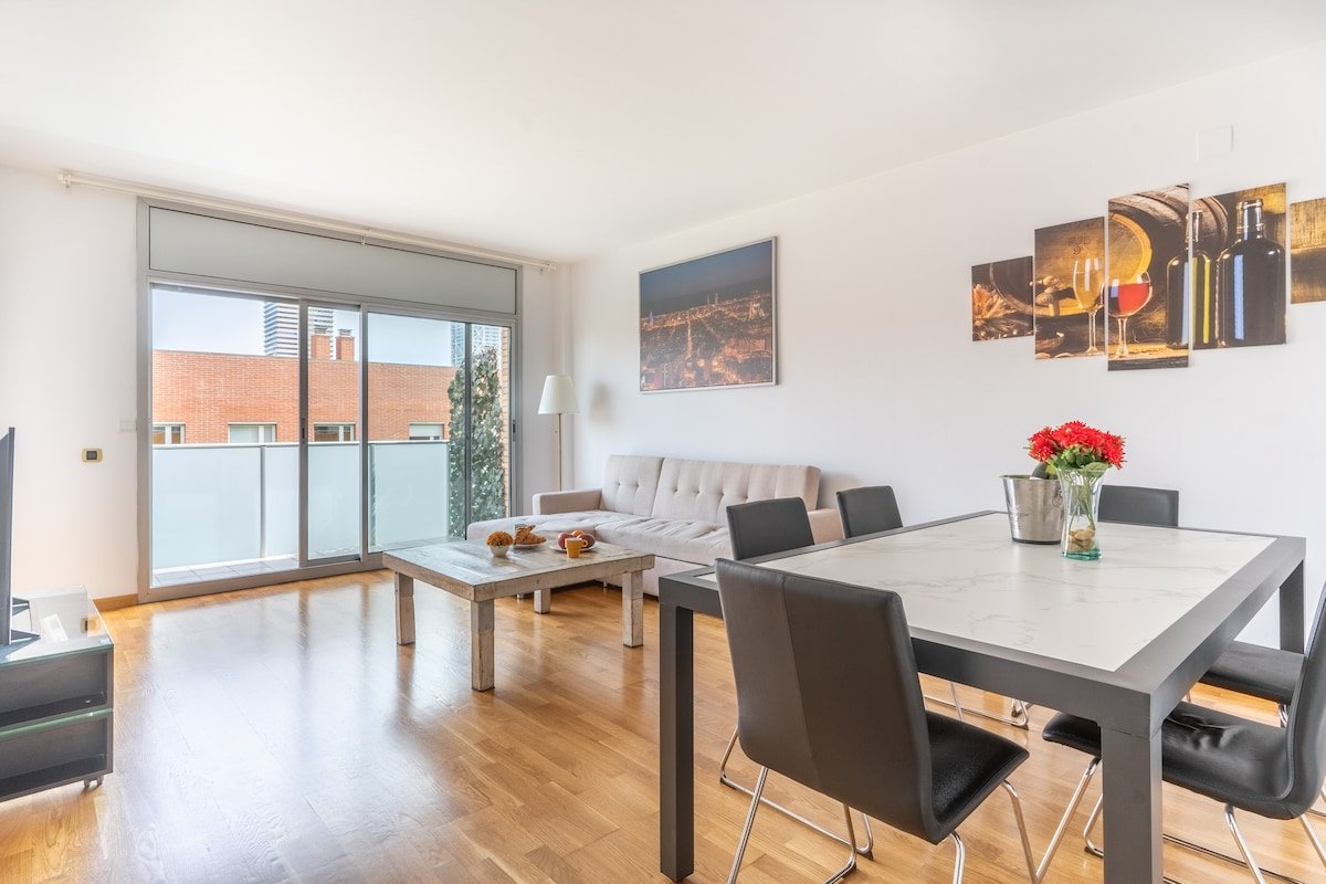 ♥ BEACHSIDE SUNNY MODERN WITH POOL ♥ | PARKING 24H gallery image 2