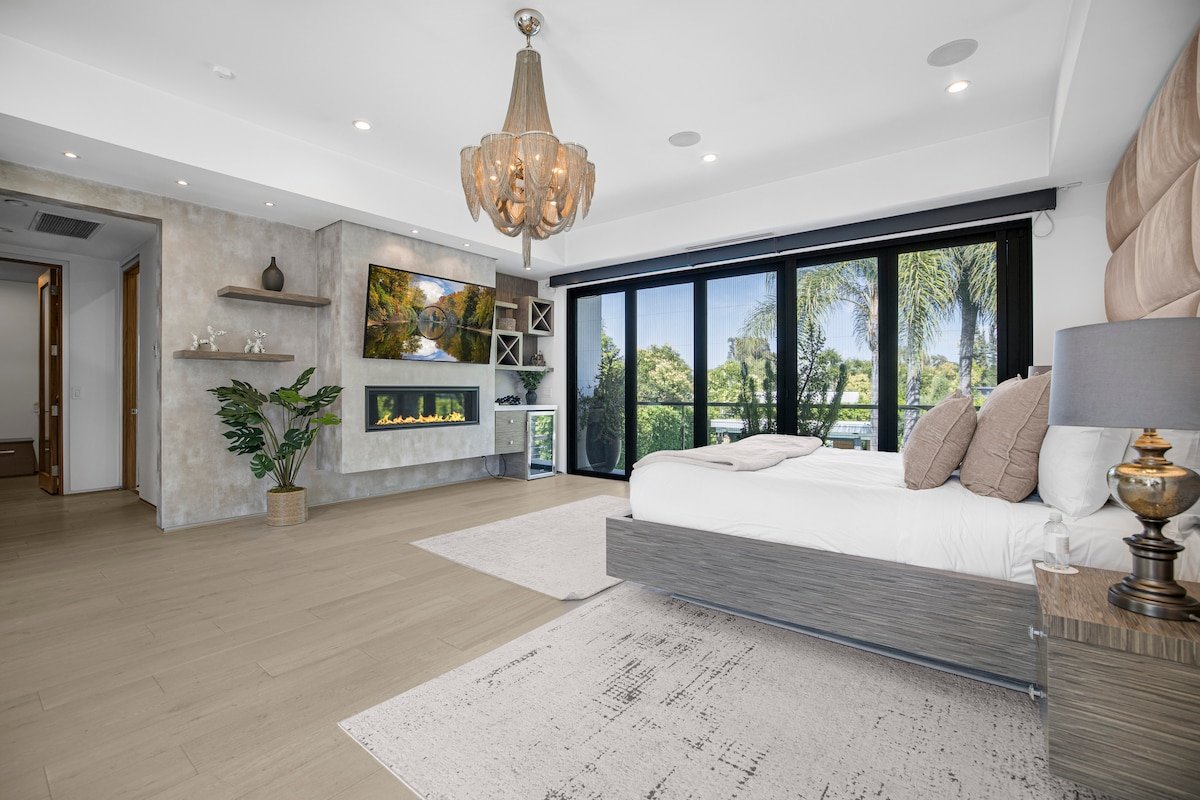 Upscale Encino Getaway w/ Sport Court, Pool & Spa gallery image 4