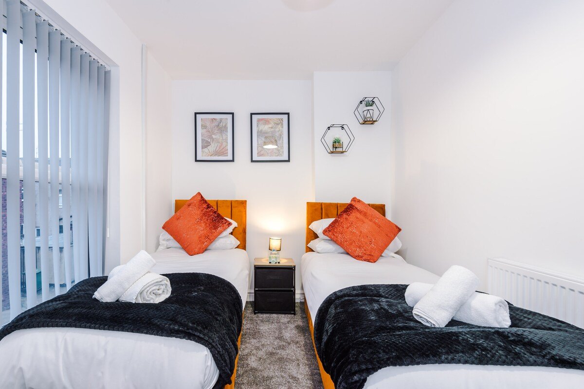 Spacious Home with Free Parking | Atherton House gallery image 5