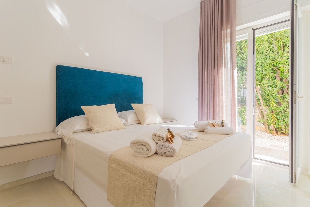 Palazzo Lux Stays Sleeps 9 – pool, beach, centre gallery image 5