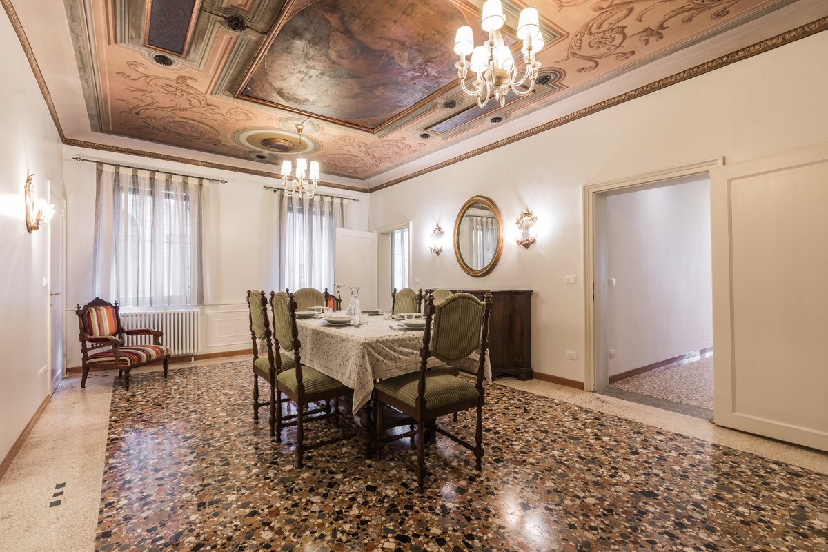 Ca’ affresco stunning family flat by Saint Mark’s