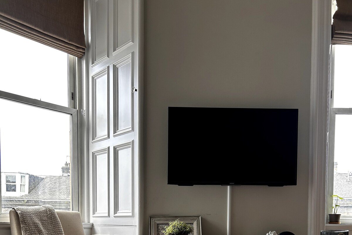 Stunning flat with castle view gallery image 5