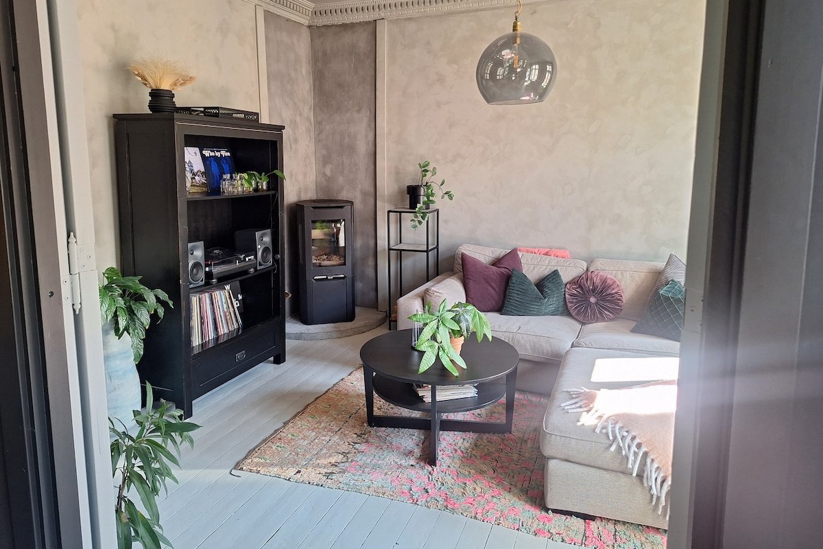 Design Loft in Heart of Town gallery image 4