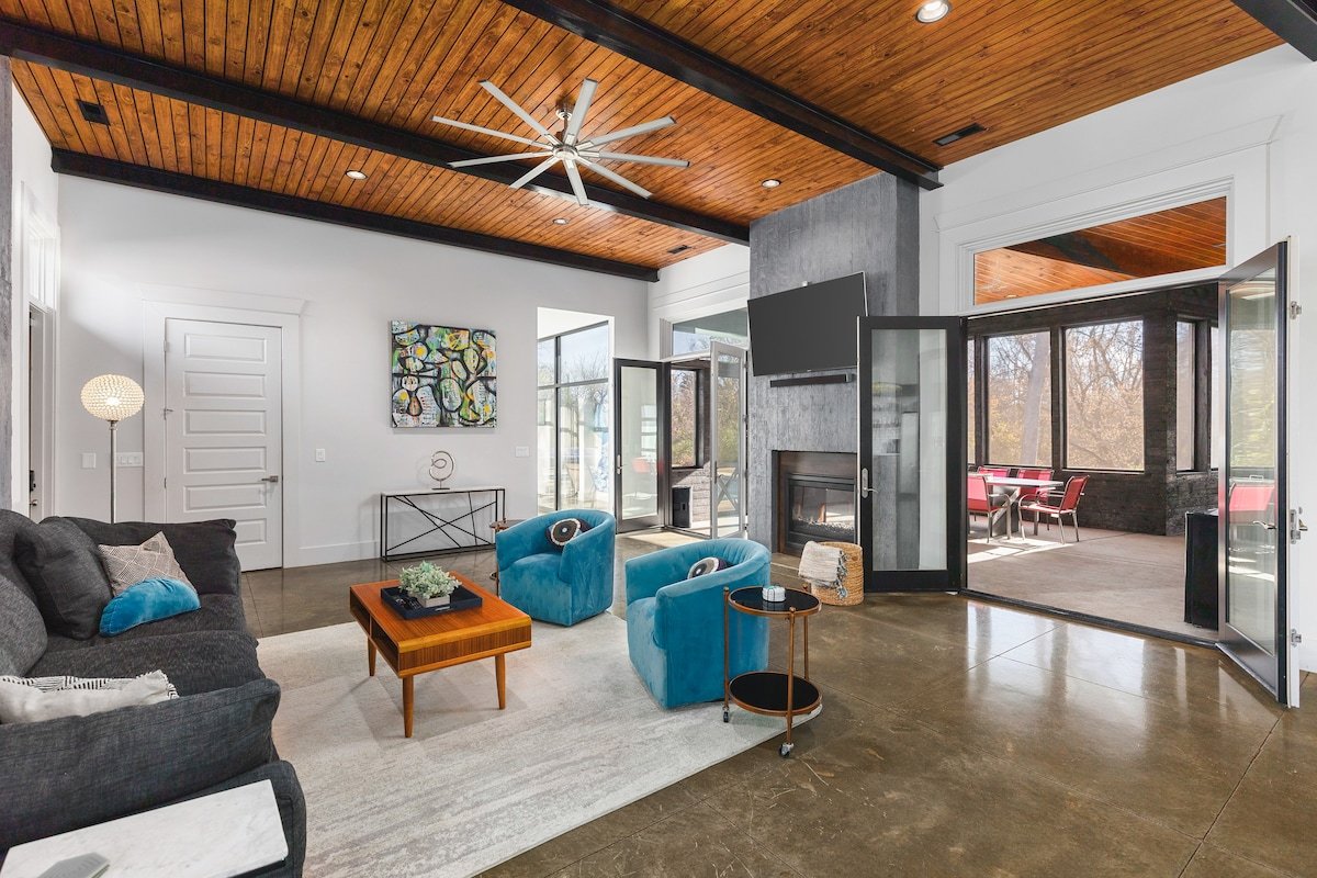 Unique Modern Ranch w/ Pool, Hot Tub, Fireplace gallery image 2