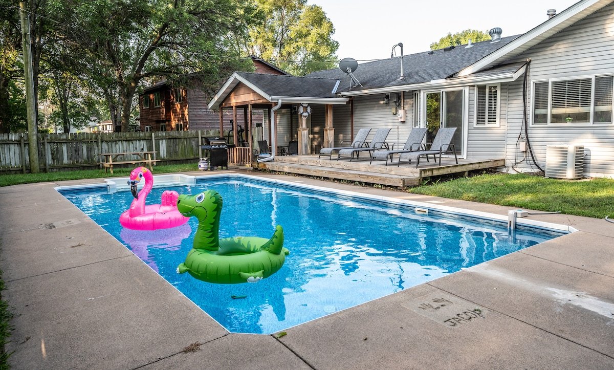 Spring Lake Paradise Pool Home w/Sauna, Cable, Bar gallery image 5